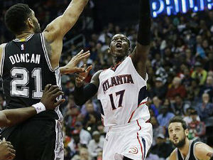 Победа Сан Антонија у Атланти, Детроита у Бостону