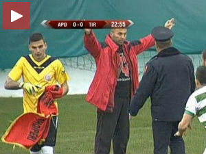 Српски голман Цаковић отео навијачу заставу Албаније