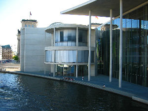 Бачен молотовљев коктел на зграду немачког парламента