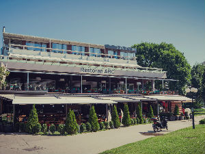 Лесковац, маскирани нападачи претукли два госта у кафићу