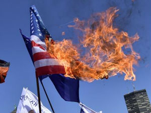 Радикали палили заставе НАТО-а, САД, ЕУ и Косова