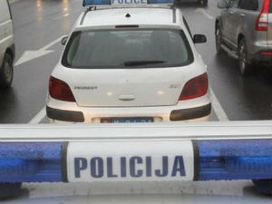 Суботица, аутомобилом на полицајце