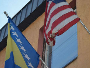 Добој, покушали да запале америчку и заставу БиХ 