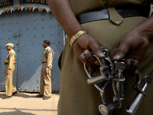 Полицајци извели затворенике да би се напили с њима?!