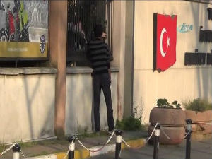 Истанбул, пуцњава испред седишта полиције