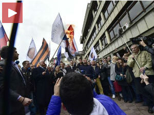 Шешељ запалио заставу Хрватске, поднета кривична пријава