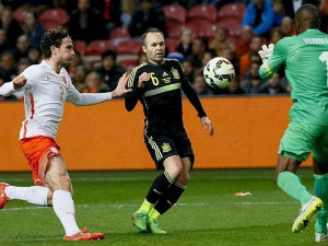  Хидинк осудио навијаче због звиждања Инијести