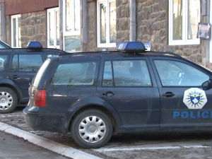 Запаљена возила полицајаца у Косовској Митровици