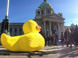 Протест због "Београда на води" испред Скупштине