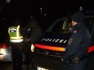 Српски држављанин превозио мигранте у Аустрију