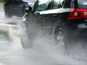 Апел возачима да буду опрезни због падавина у недељу и понедељак