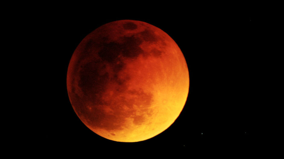 Сутра на небу „Црвени Месец“