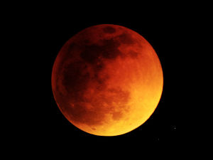 Сутра на небу „Црвени Месец“