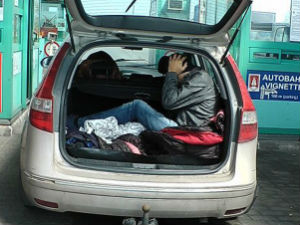 Сиријски мигрант пронађен у коферу 