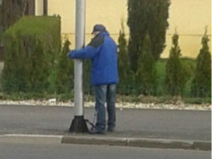 Везала мужа за бандеру, па отишла до продавнице