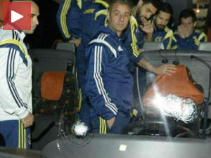 Изрешетан аутобус са фудбалерима Фенербахчеа