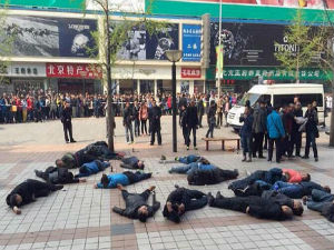 Кина, таксисти покушали групно самоубиство