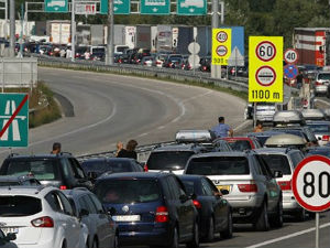 На Хоргошу се чека сат времена