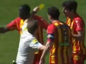 И судије умеју да користе лактове!