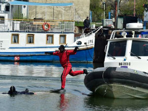 Амбасада САД поклонила Жандармерији ронилачка одела