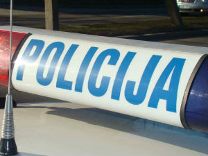 Улетео аутомобилом у башту кафића