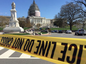 Самоубиство испред Капитола, пронађен сумњиви пакет