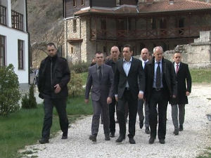 Вулин: Радост Васкрса потамњена бригом за Србе на Косову