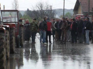 Пољопривредници блокирали пут у Бојнику