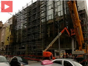 Пала скела у центру Београда, две девојке повређене 