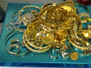 Заплењен златан накит на Батровцима