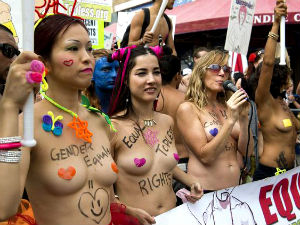 Дозволите топлес на нашој плажи!