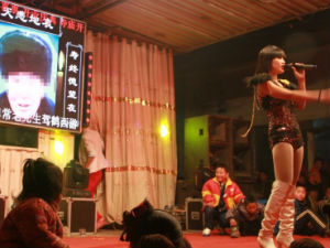 Кина: Власти против стриптиза на сахранама