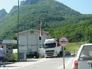 Кријумчарили његушки пршут на Гостуну