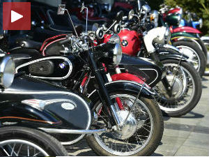 Ауто-мото „диносауруси“ пред Музејом историје Југославије