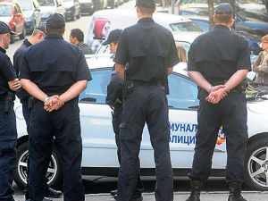 Бахати возач аутом ударио комуналне полицајце 