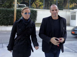 Анархисти напали Варуфакиса и његову супругу