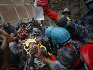 Дечак извучен жив из рушевина у Катмандуу