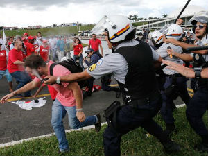 Сукоб наставника и полиције у Бразилу, 200 повређених