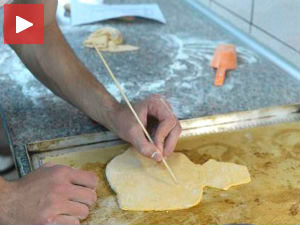 Пирот, у тесту цртају Светог Саву, Вука Караџића...