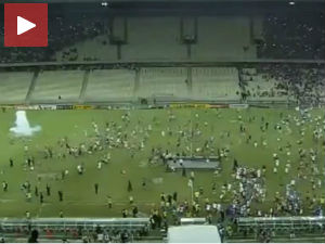 Гумени меци, сузавац, камење, поломљене столице...