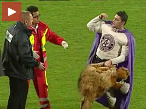 Маскота бечке Аустрије "Супер Лео" пијан на утакмици