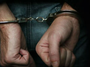 Запалио аутомобил, па слао претеће поруке