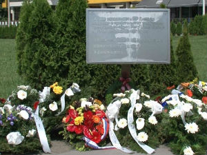 Положени венци на месту погибије кинеских новинара