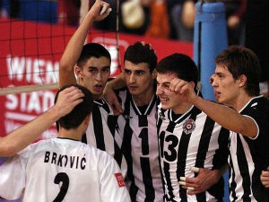 Партизан славио на Бањици и смањио предност Звезде 