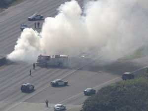 САД, мали авион пао на ауто-пут, четворо погинулих