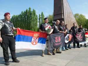 Ноћни вукови са српском заставом у Берлину