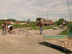 Возач камиона лакше повређен у судару са возом