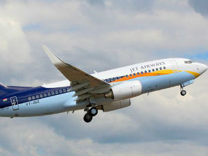 Пилоту позлило, путник приземљио авион