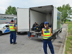 Шверцовао 24 мигранта у хладњачи