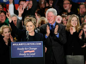 Клинтонови у плусу од 30 милиона долара од 2014.